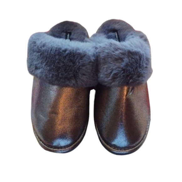 Slippers - Picture 1 of 3